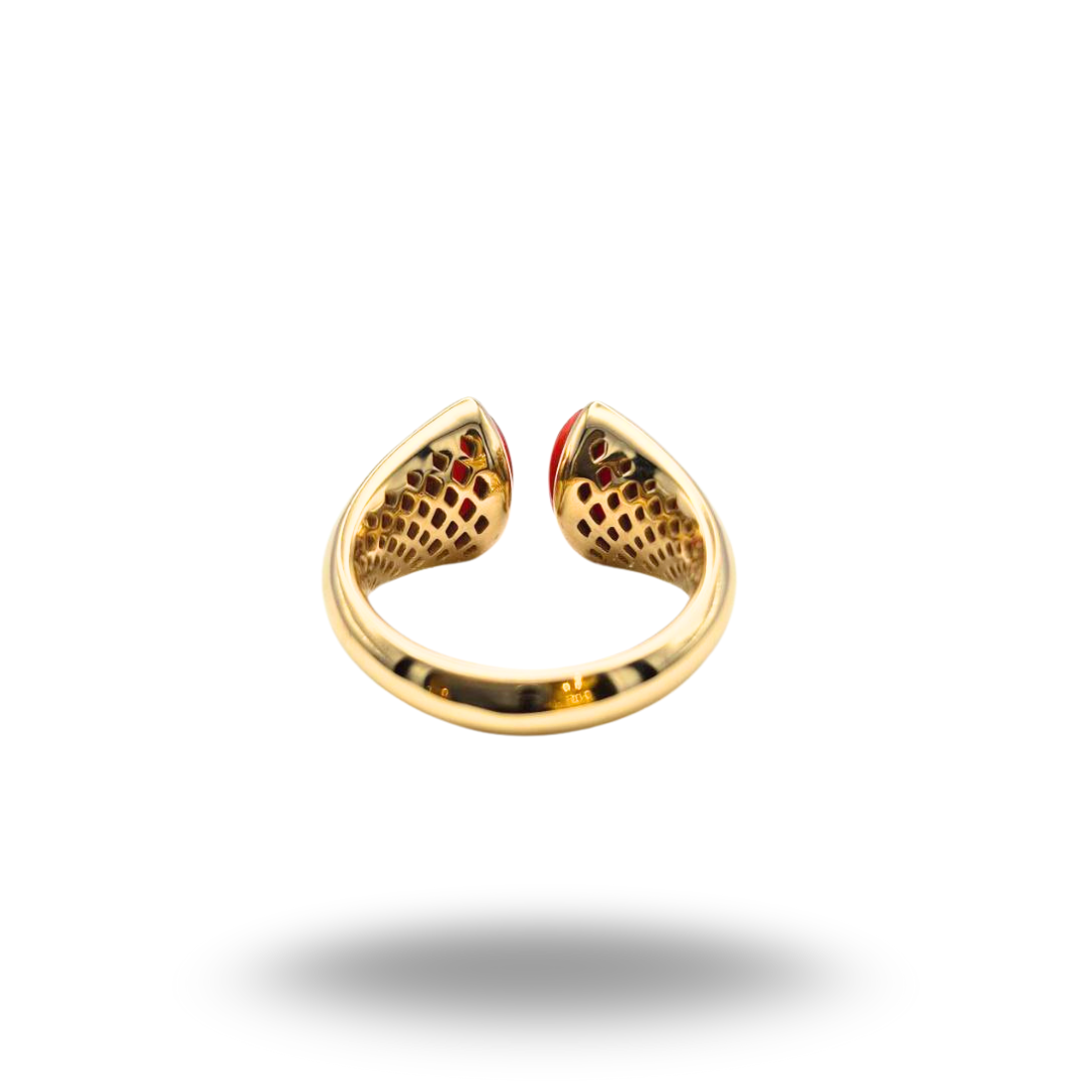 Anello open in Argento 925 dorato bombato con due spole in Corallo rosso Mediterraneo taglio navette. Misura regolabile