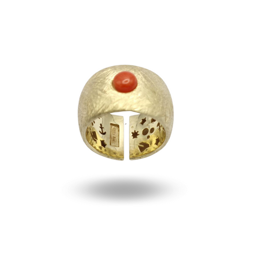 Scratched effect golden 925 silver ring with coral