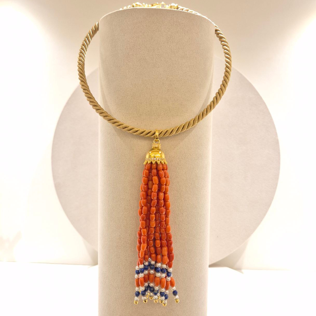 Collier girocollo con cordone rigido e ciuffo realizzati completamente a mano, con Corallo, Lapis e Perle. Chiusura in Argento 925 dorato