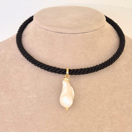Collana con cordone a girocollo rigido in Argento 925 dorato con pendente in Perla Scaramazza