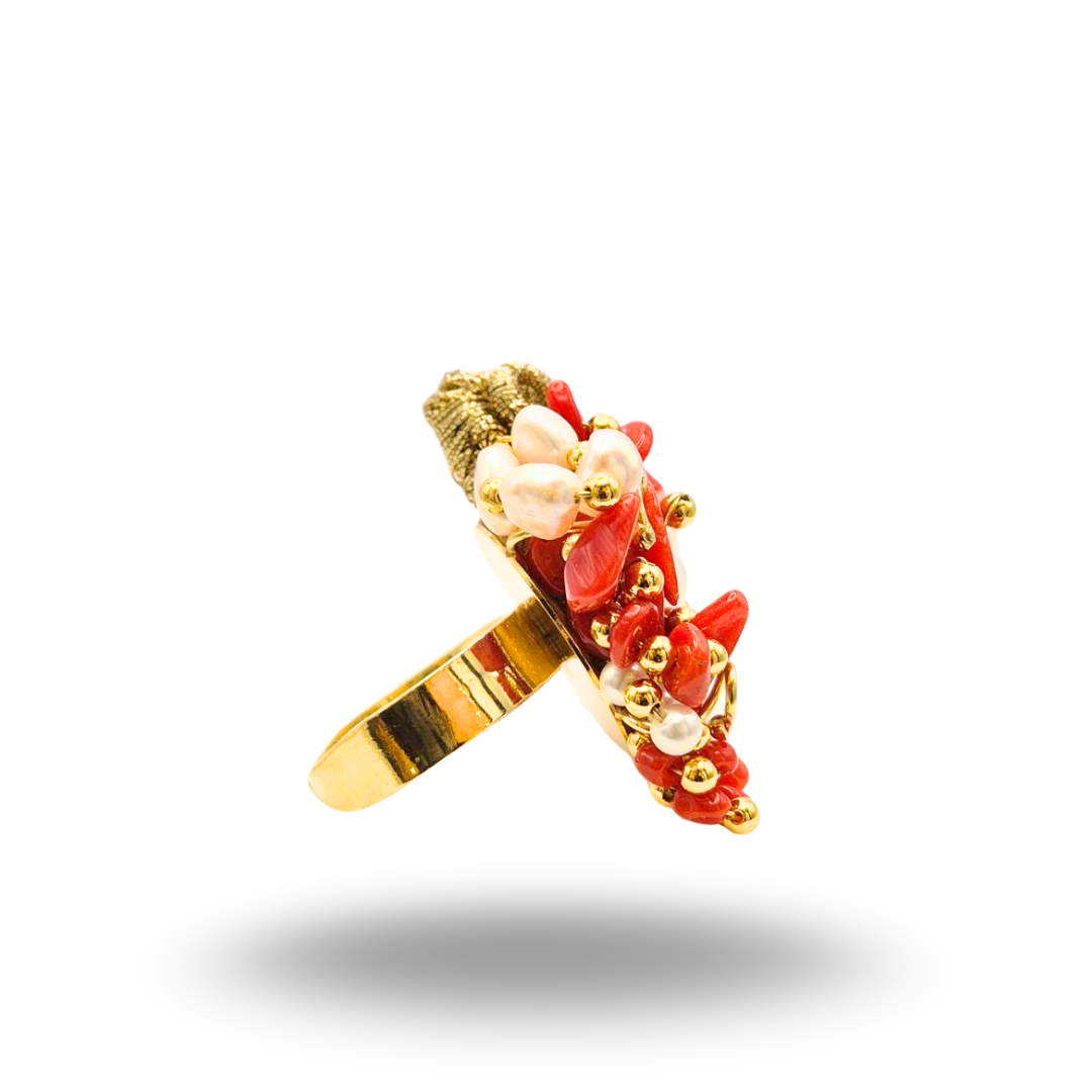 Anello a grappolo in Argento 925 dorato con con Corallo rosso e Perle. Misura regolabile