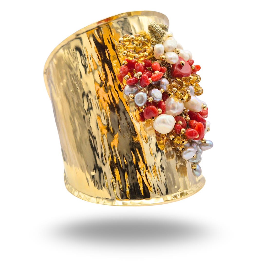 Bracciale a grappolo in Bronzo dorato con Corallo rosso, Perle, Corniola e Pietre Naturali. Misura grande