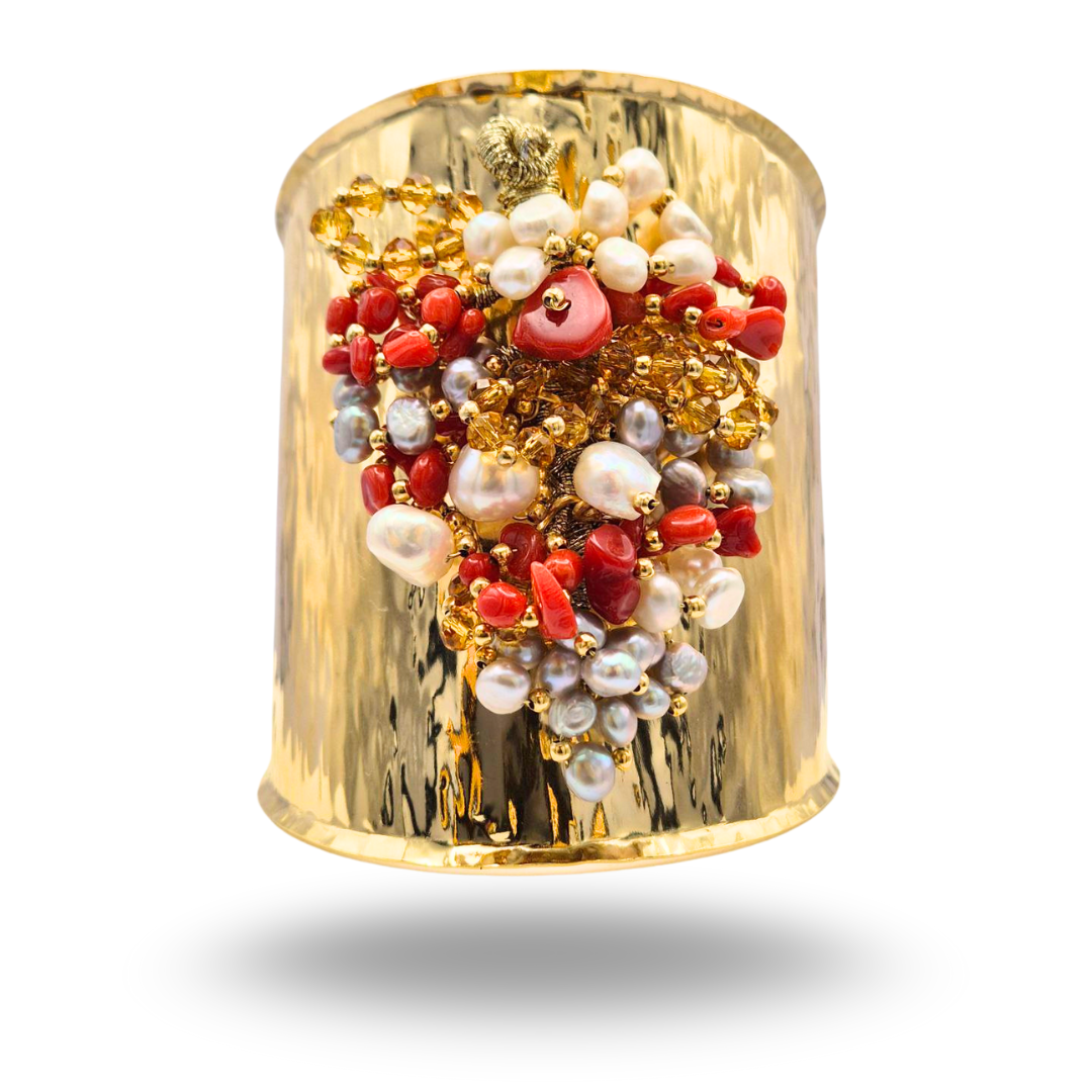 Bracciale a grappolo in Bronzo dorato con Corallo rosso, Perle, Corniola e Pietre Naturali. Misura grande