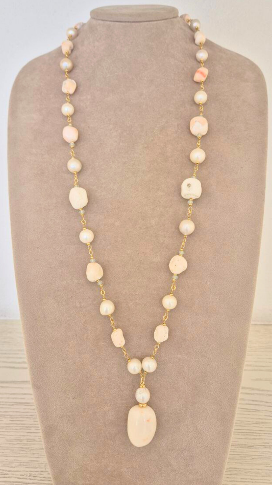 Collana in Corallo rosa, Perle e Quarzi azzurri, completamente ammagliata a mano in Argento 925 dorato