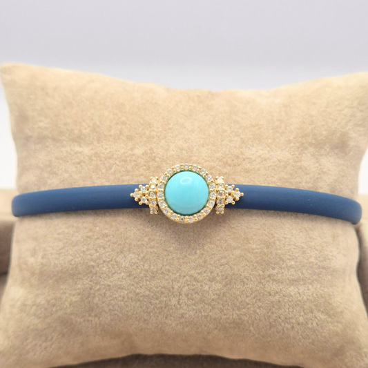 Bracciale in caucciù blu con inserti in Argento 925 dorato e bottoncino con pietra naturale a scelta. Chiusura con saliscendi