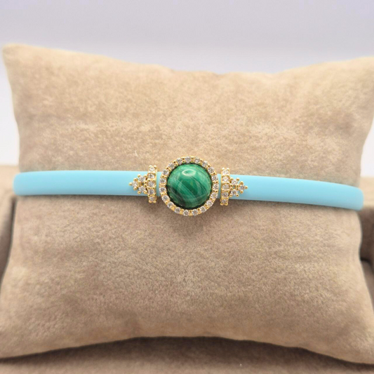 Bracciale in caucciù azzurro con inserti in Argento 925 dorato e bottoncino con pietra naturale a scelta. Chiusura con saliscendi