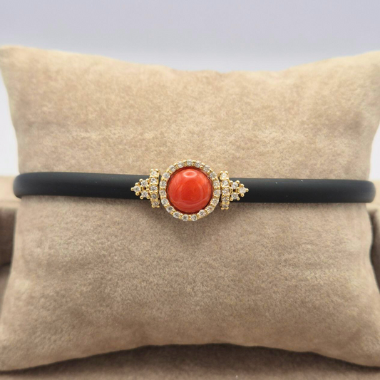 Bracciale in caucciù nero con inserti in Argento 925 dorato e bottoncino con pietra naturale a scelta. Chiusura con saliscendi
