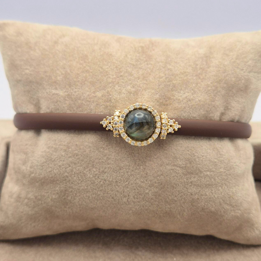 Bracciale in caucciù marrone con inserti in Argento 925 dorato e bottoncino con pietra naturale a scelta. Chiusura con saliscendi