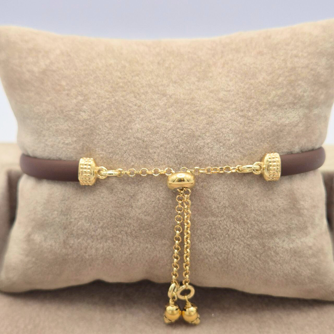 Bracciale in caucciù marrone con inserti in Argento 925 dorato e bottoncino con pietra naturale a scelta. Chiusura con saliscendi