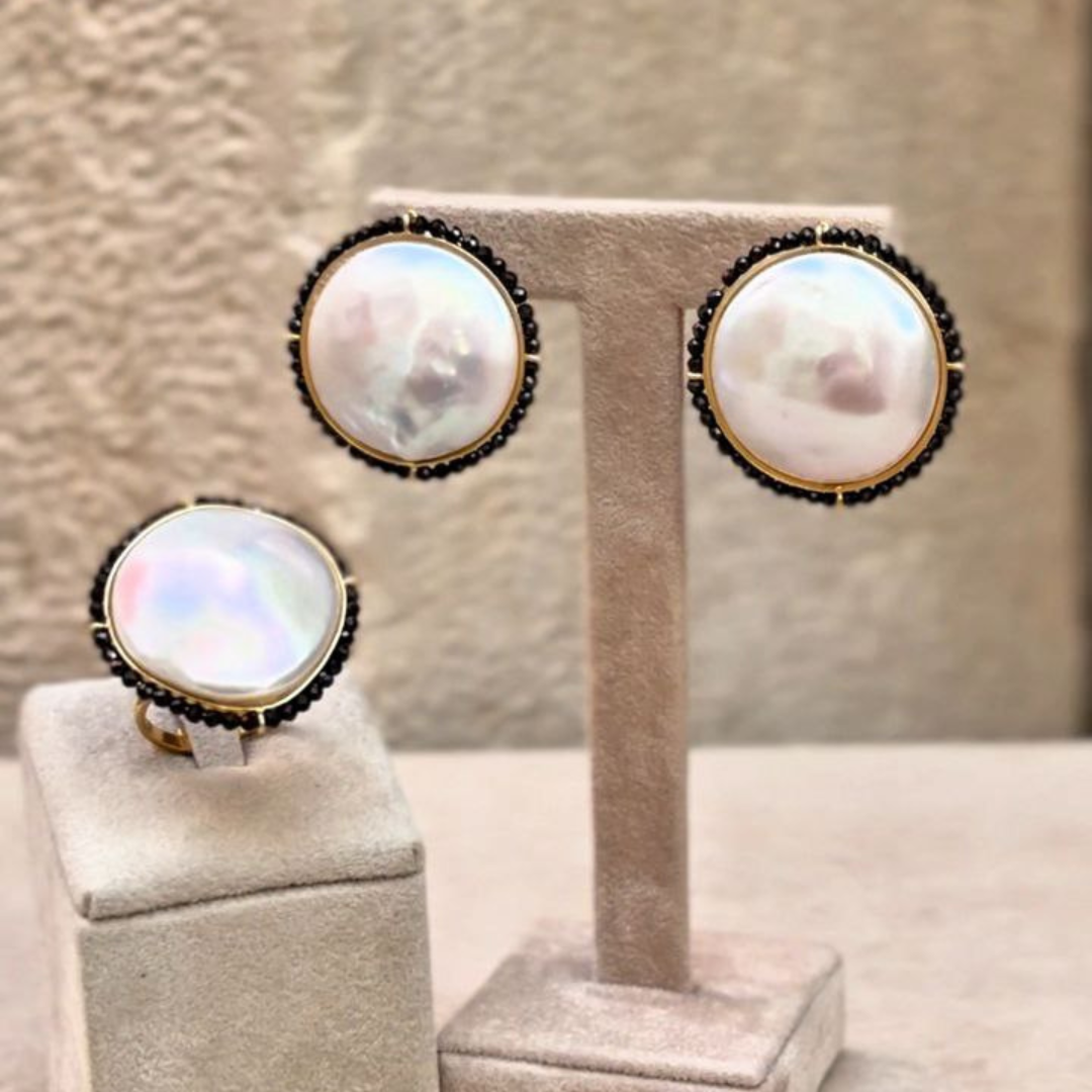 Anello in Argento dorato con Perla Barocca maxi e giro di Spinelli neri. Misura regolabile