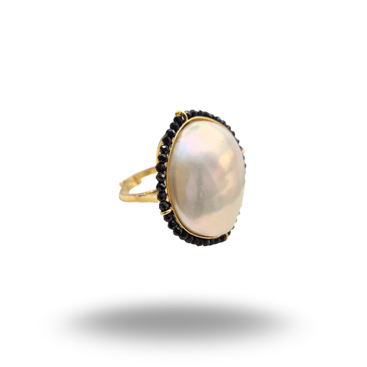 Anello in Argento dorato con Perla Barocca maxi e giro di Spinelli neri. Misura regolabile
