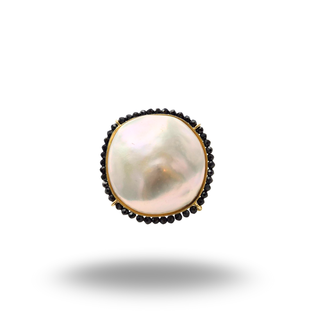 Anello in Argento dorato con Perla Barocca maxi e giro di Spinelli neri. Misura regolabile