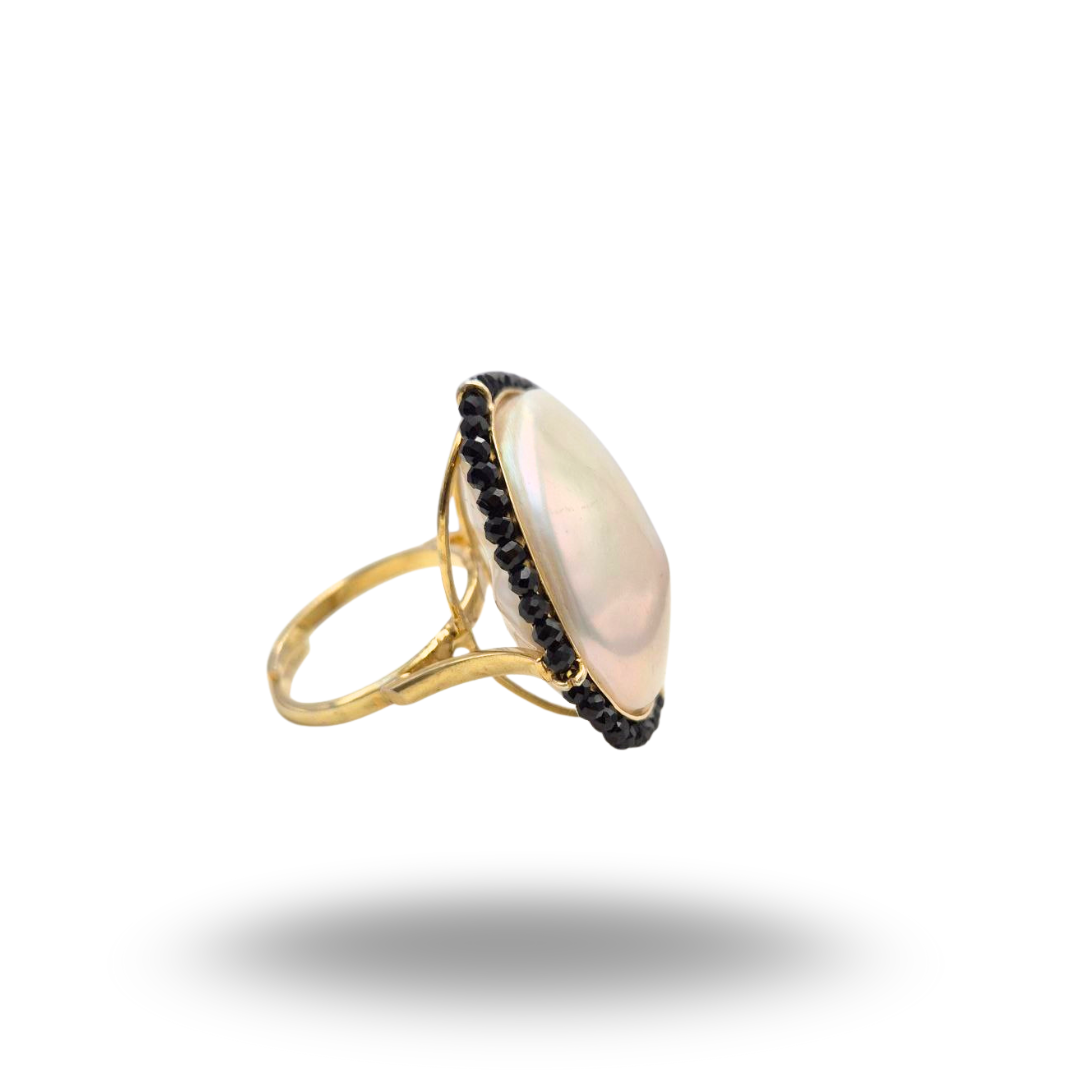 Anello in Argento dorato con Perla Barocca maxi e giro di Spinelli neri. Misura regolabile
