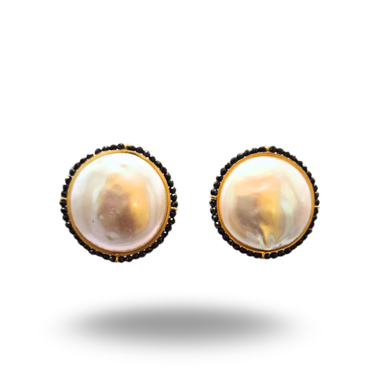 Orecchini in Argento dorato con Perle Barocche maxi e giro di Spinelli neri. Chiusura perno e clips