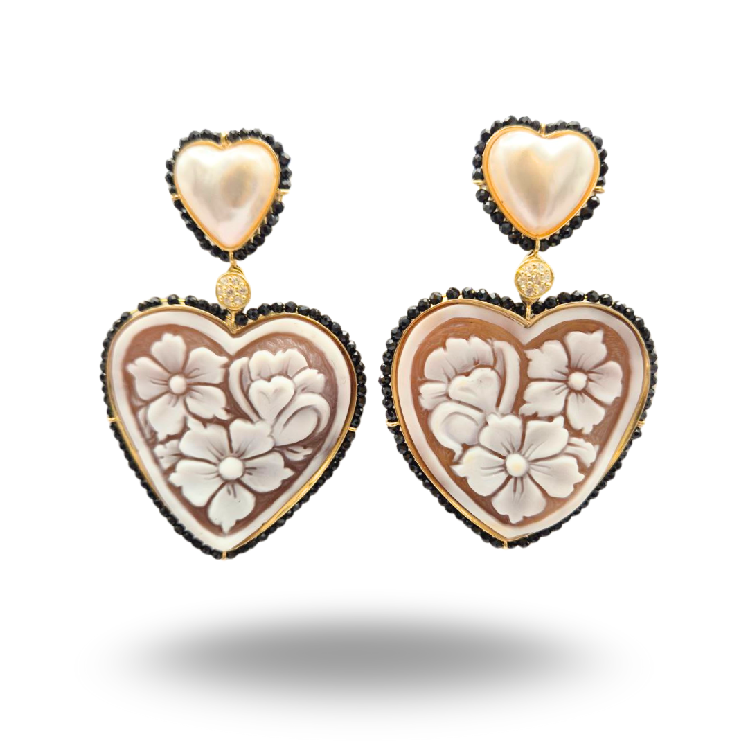 Orecchini in Argento 925 dorato con Cammei a cuore su Sardonica, Perle Barocche a cuore e giri di Spinelli neri