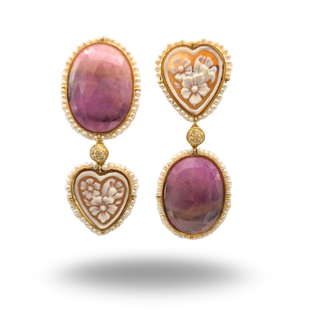 Orecchini in Argento 925 dorato asimmetrici con Cammei a cuore su Sardonica, Radice di Zaffiro e giri di Perle