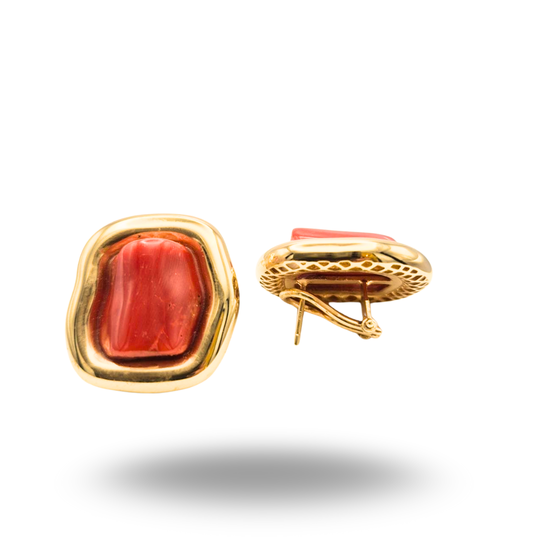 Orecchini in Argento 925 dorato tubolare con sassi di Corallo rosso Mediterraneo. Chiusura clips e perno