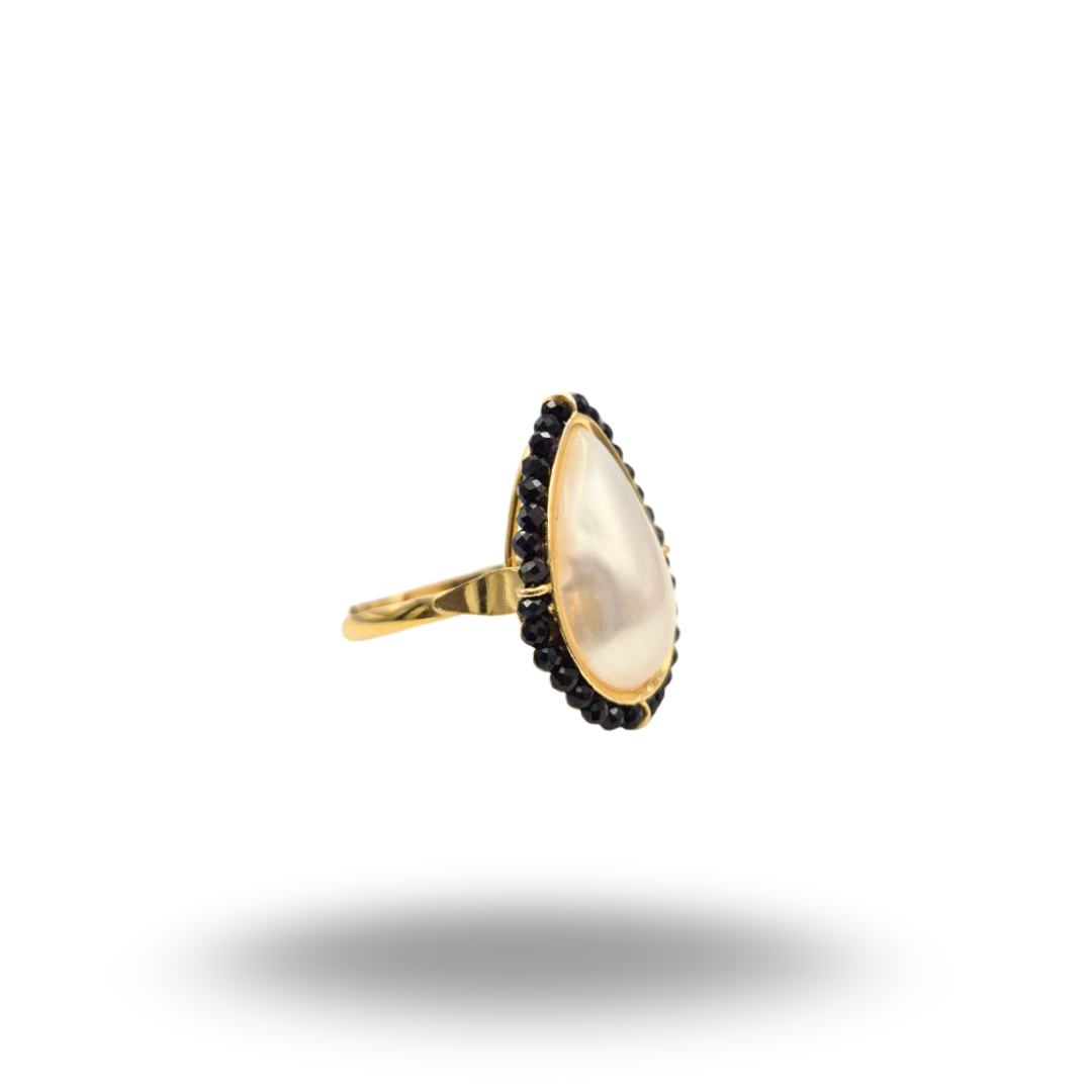 Anello in Argento dorato con Perla Barocca a goccia e giro di Spinelli neri. Misura regolabile