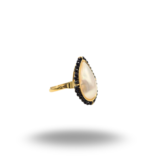 Anello in Argento dorato con Perla Barocca a goccia e giro di Spinelli neri. Misura regolabile