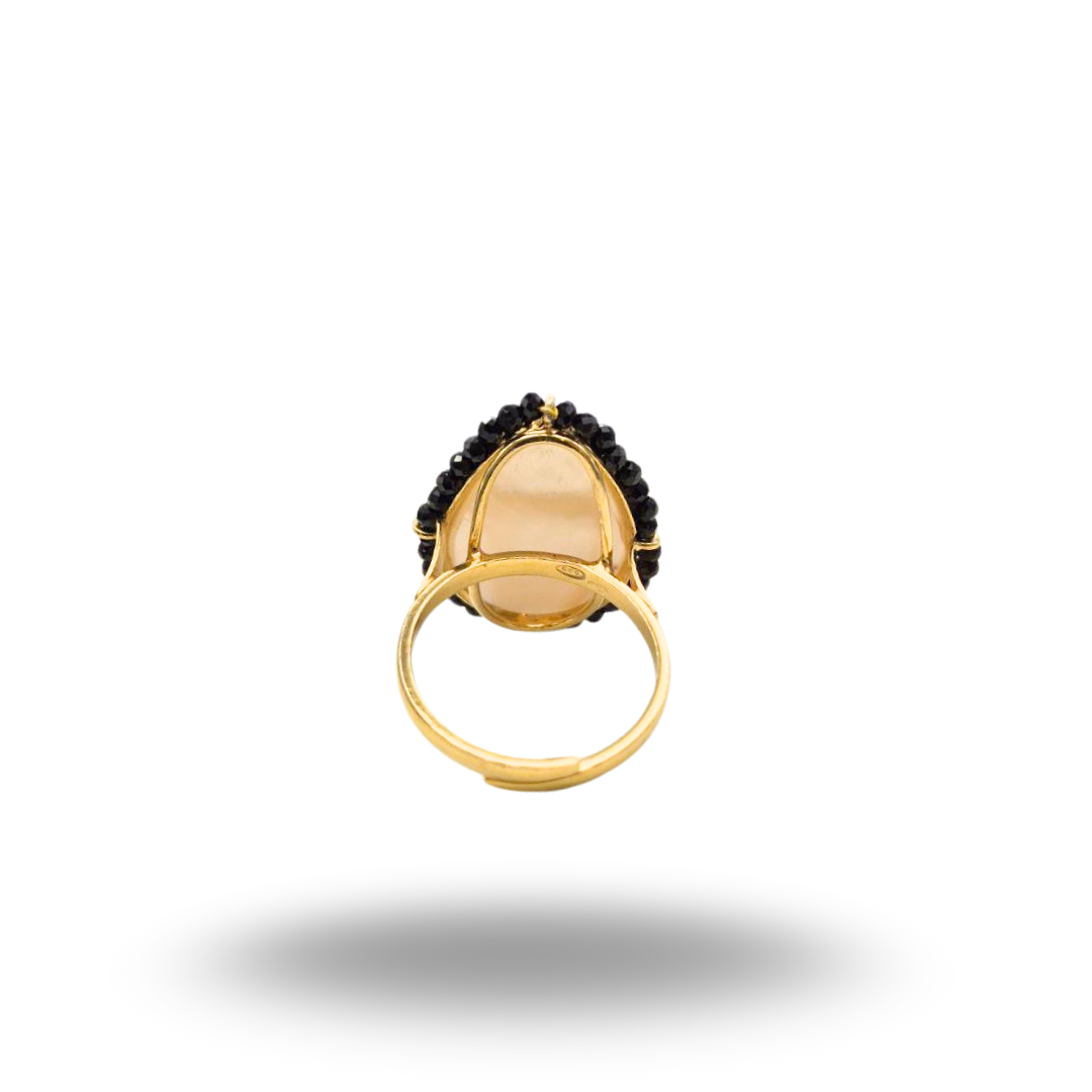 Anello in Argento dorato con Perla Barocca a goccia e giro di Spinelli neri. Misura regolabile