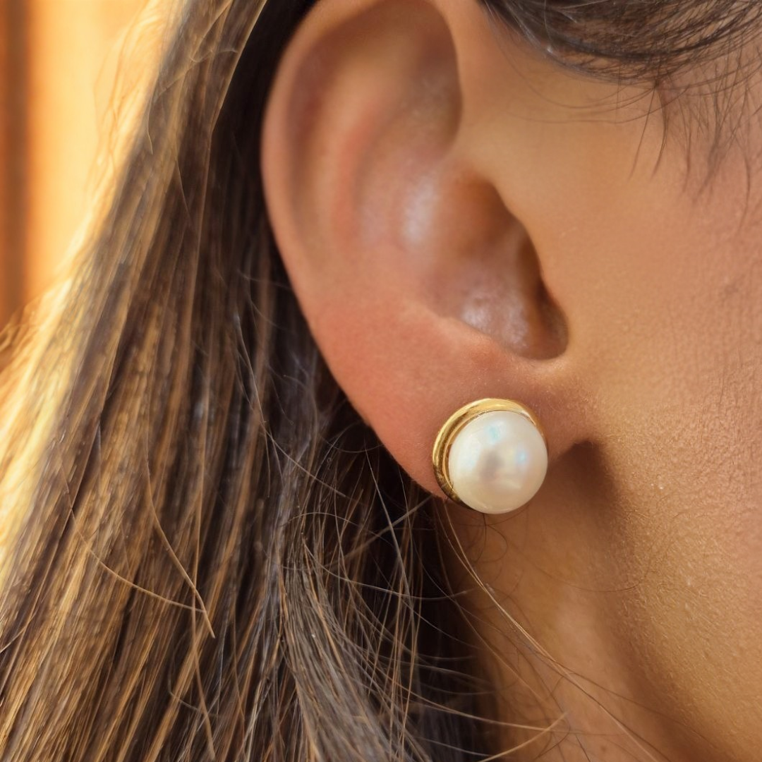 Orecchini in Argento 925 dorato con Perla a rilievo. Linea Minimal