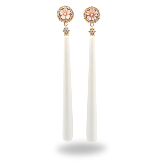 Orecchini in Argento 925 dorato con gocce lunghe in Bachelite bianca e bottoncino in Cammeo su Sardonica