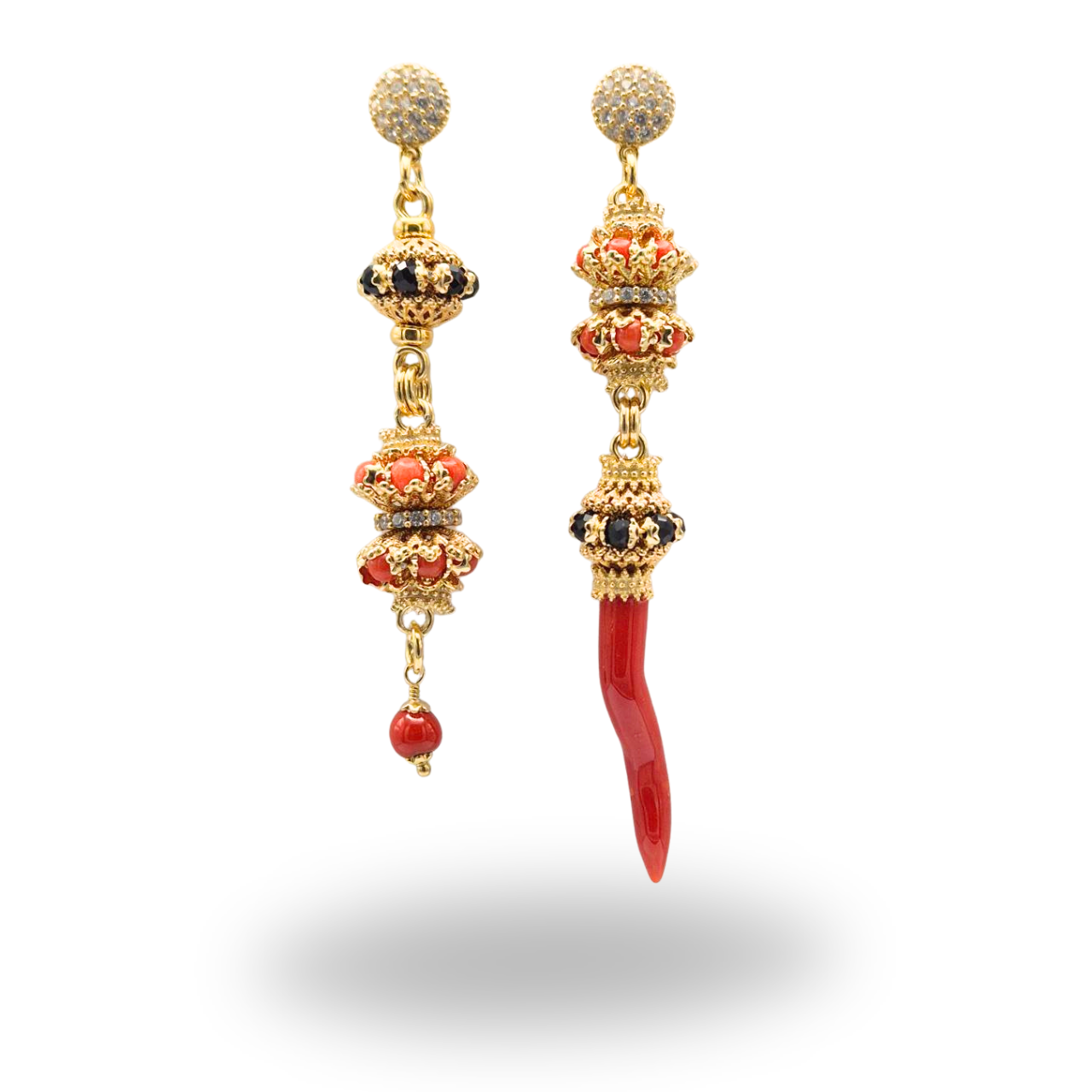 Orecchini asimmetrici in Argento 925 dorato con Corno in Corallo e mina Luxury in Spinelli neri e Corallo