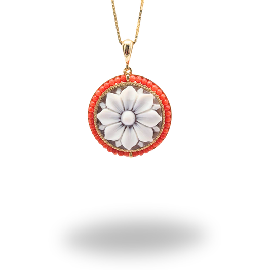 Ciondolo in Argento 925 dorato con Cammeo floreale su Sardonica e giro in Corallo Rosso Mediterraneo