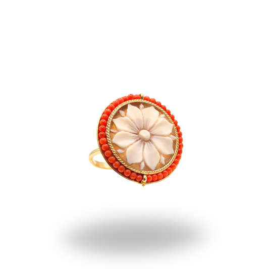 Anello in Argento 925 dorato con Cammeo floreale su Sardonica e giro in Corallo Rosso Mediterraneo