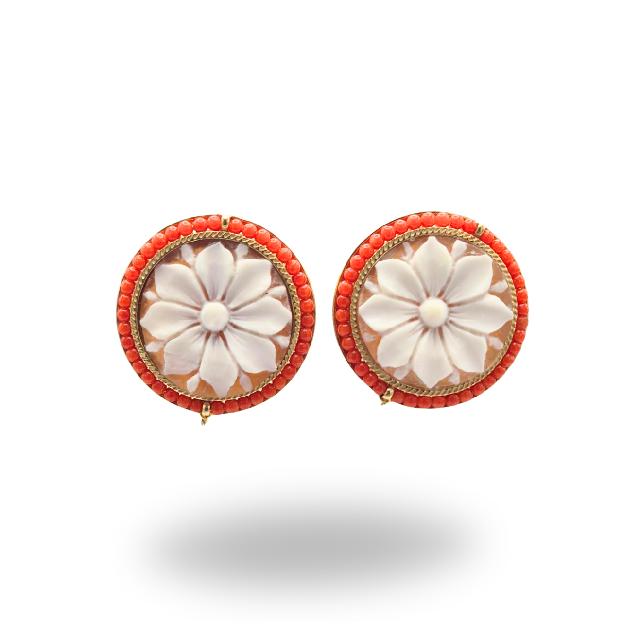 Orecchini in Argento 925 dorato con Cammeo floreale su Sardonica e giro in Corallo Rosso Mediterraneo