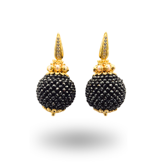 Orecchini linea Barocca in Argento 925 dorato con sfere di Spinelli neri con lavorazione Tessito e coroncine in Perle