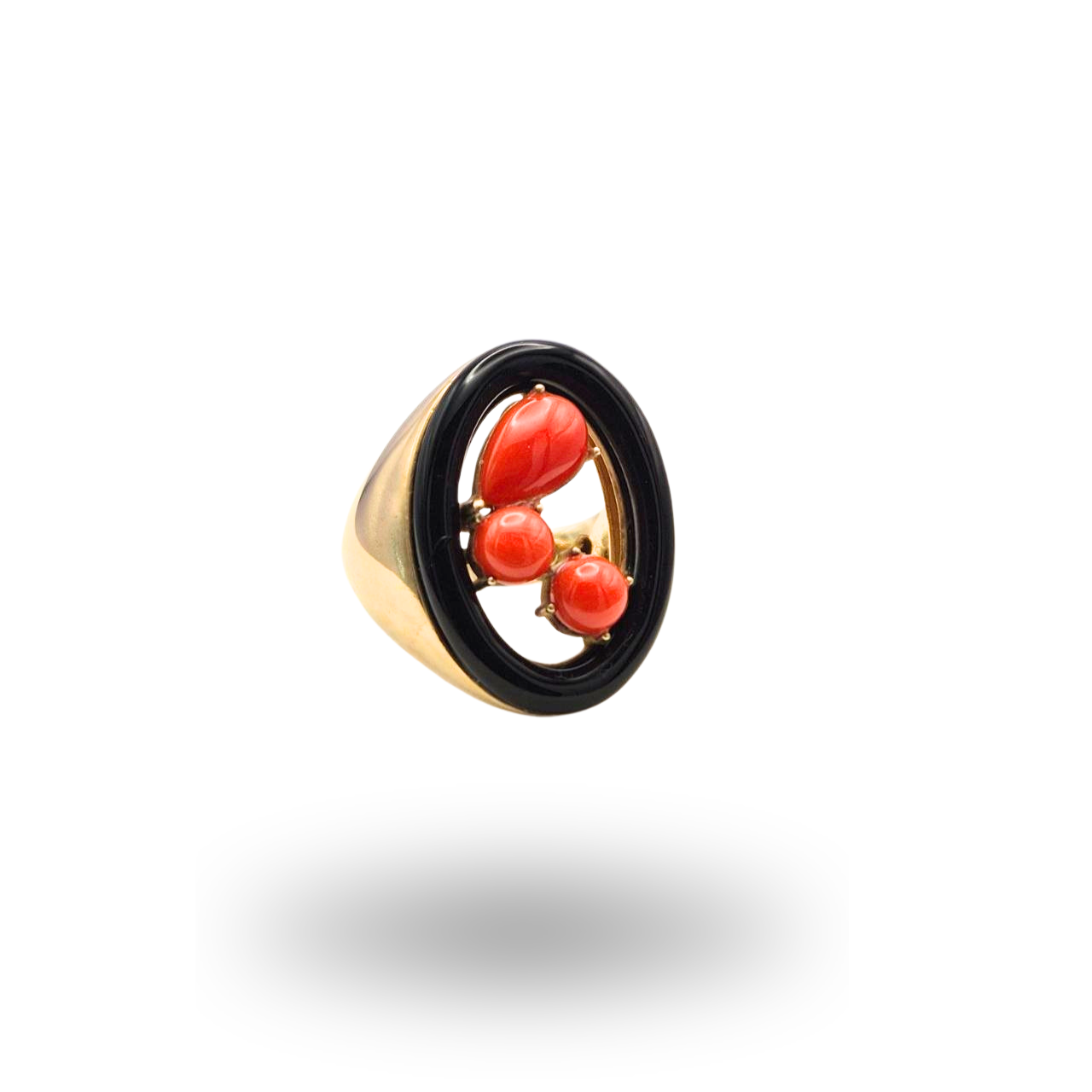 Anello in Argento 925 dorato con cornice ovale in Onice e spole di Corallo rosso Mediterraneo