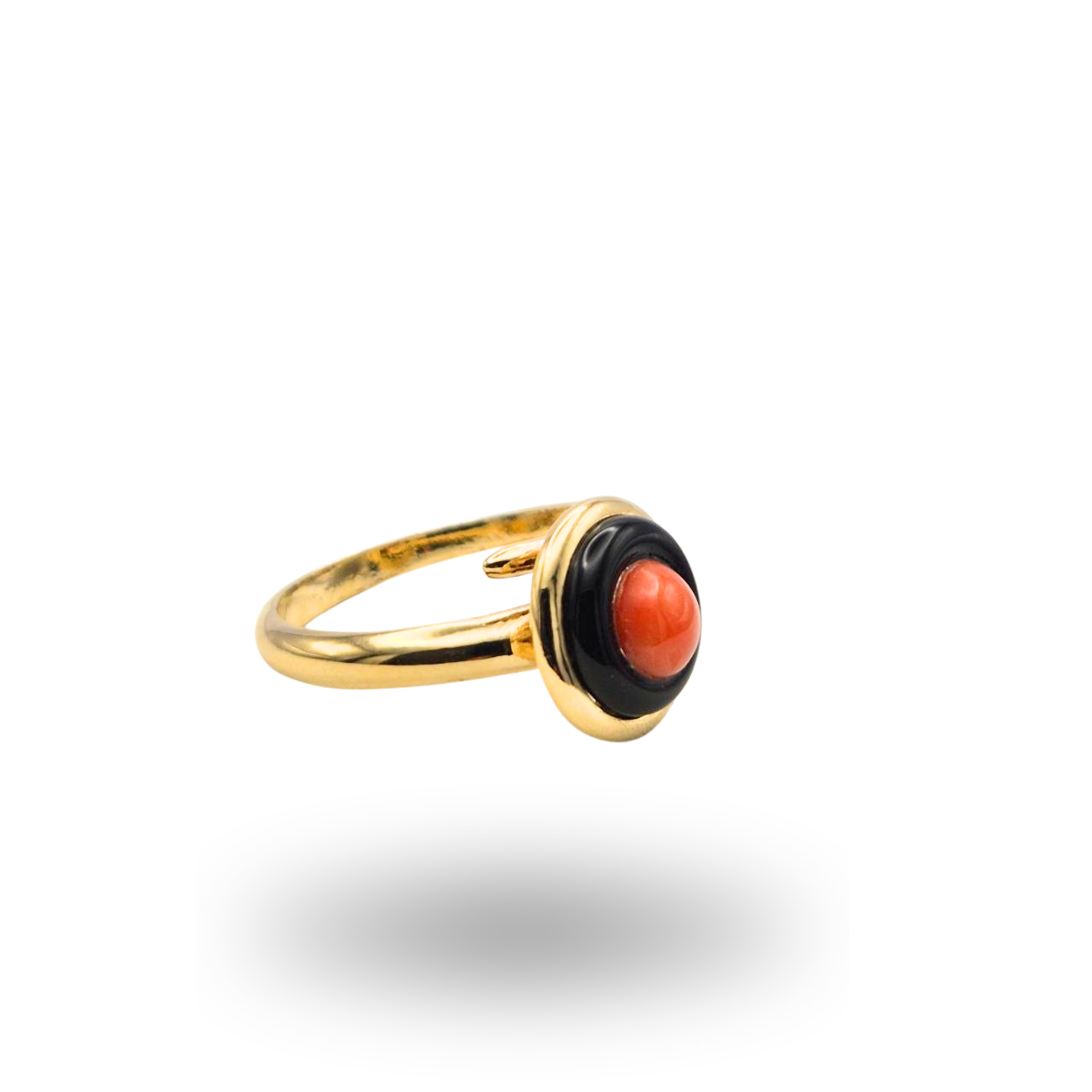 Anello in Argento dorato con spola in Corallo rosso e cornice in Onice. Linea Minimal