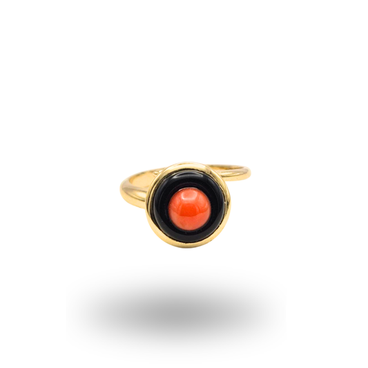 Anello in Argento dorato con spola in Corallo rosso e cornice in Onice. Linea Minimal