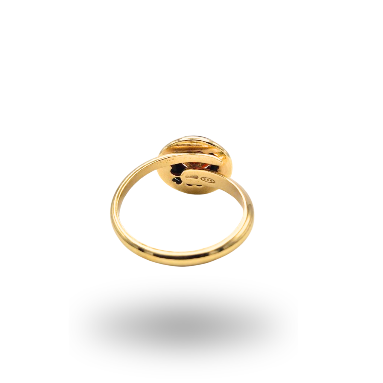 Anello in Argento dorato con spola in Corallo rosso e cornice in Onice. Linea Minimal