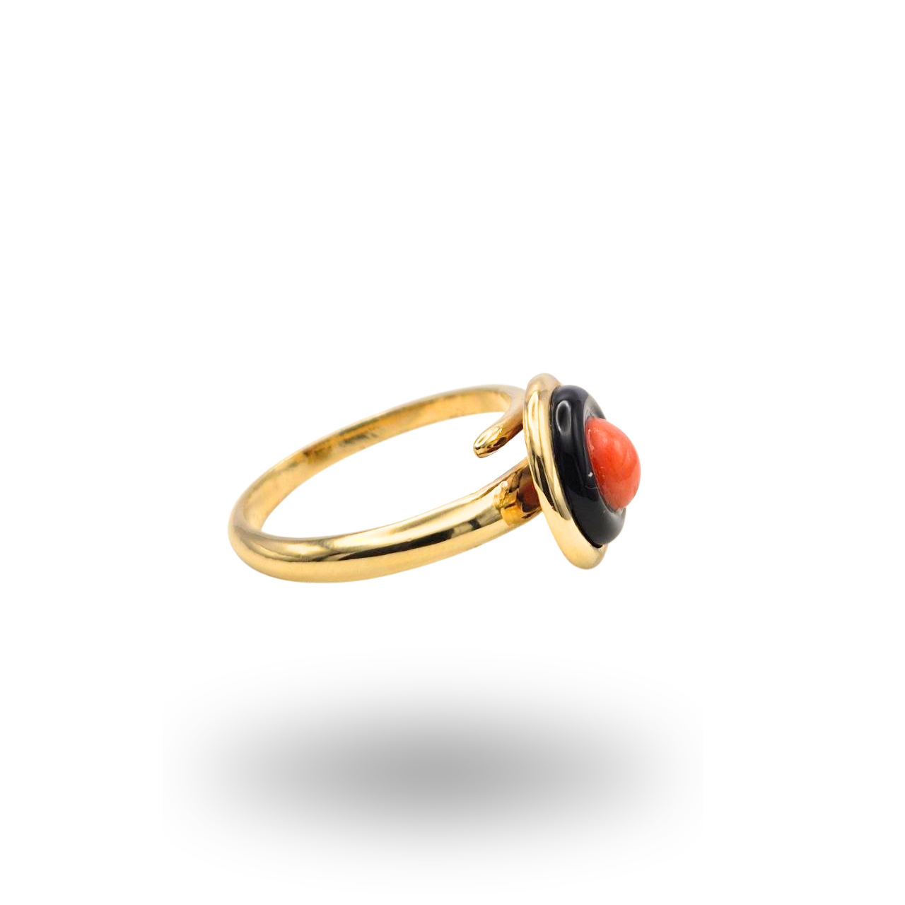Anello in Argento dorato con spola in Corallo rosso e cornice in Onice. Linea Minimal