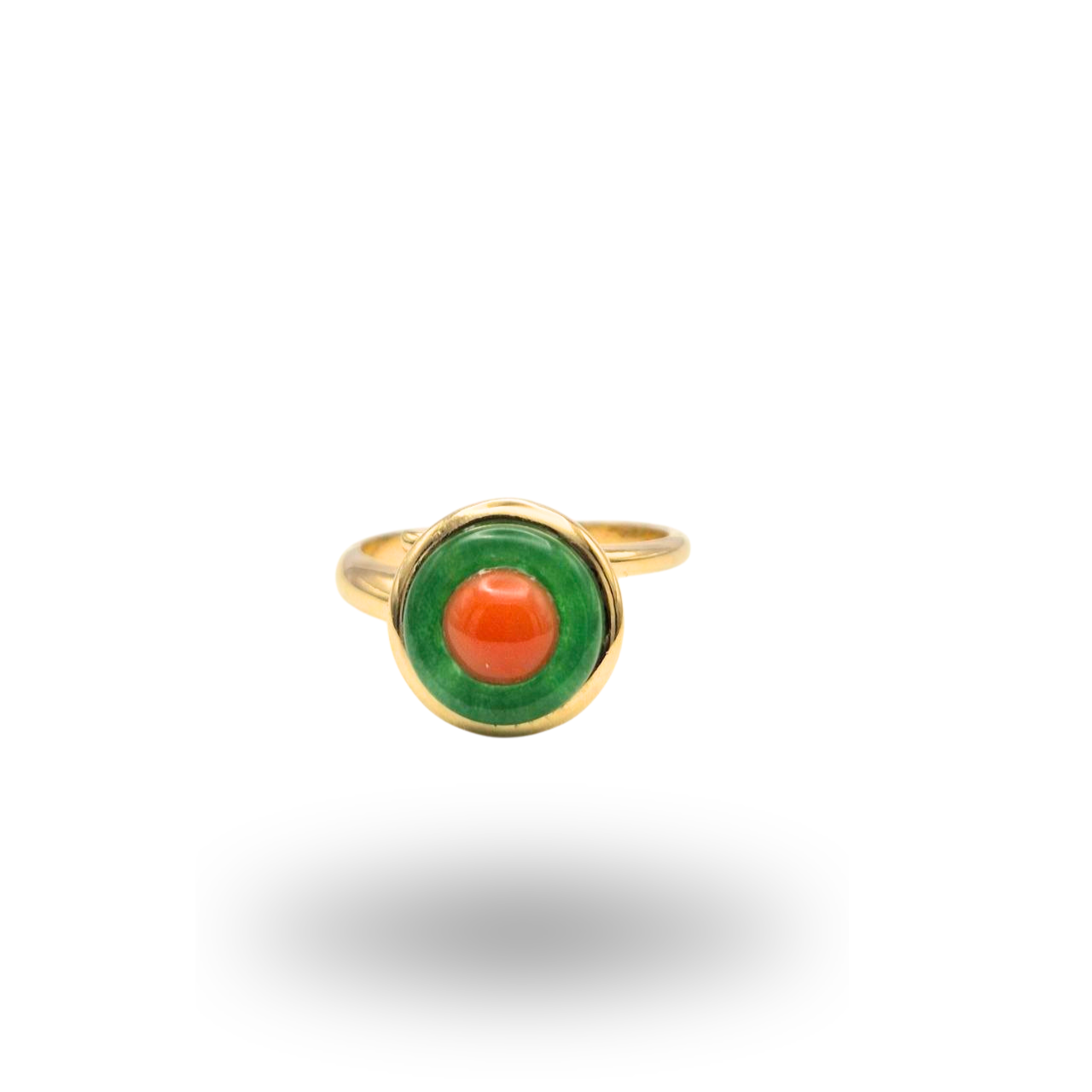Anello in Argento dorato con spola in Corallo rosso e cornice in Giada. Linea Minimal