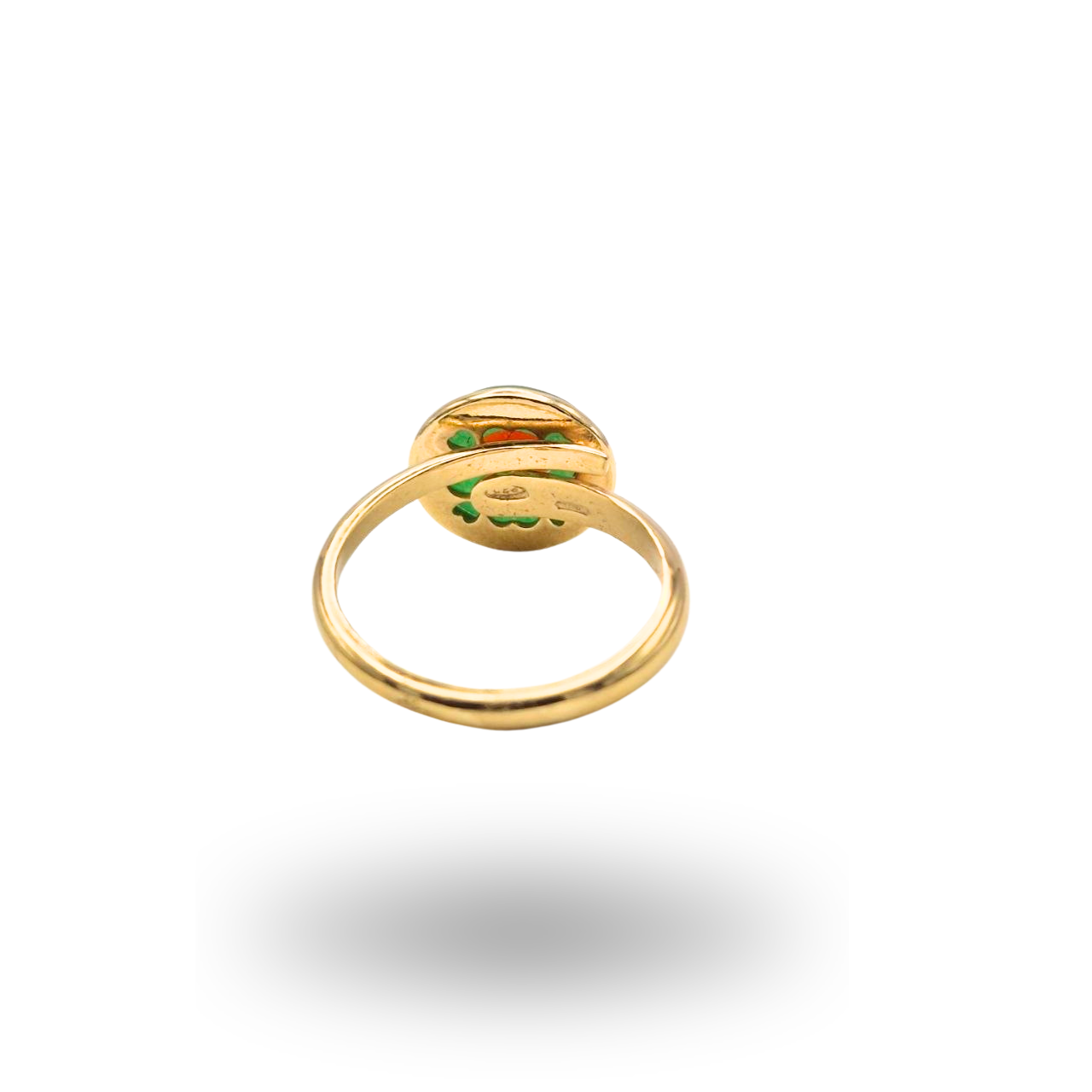 Anello in Argento dorato con spola in Corallo rosso e cornice in Giada. Linea Minimal
