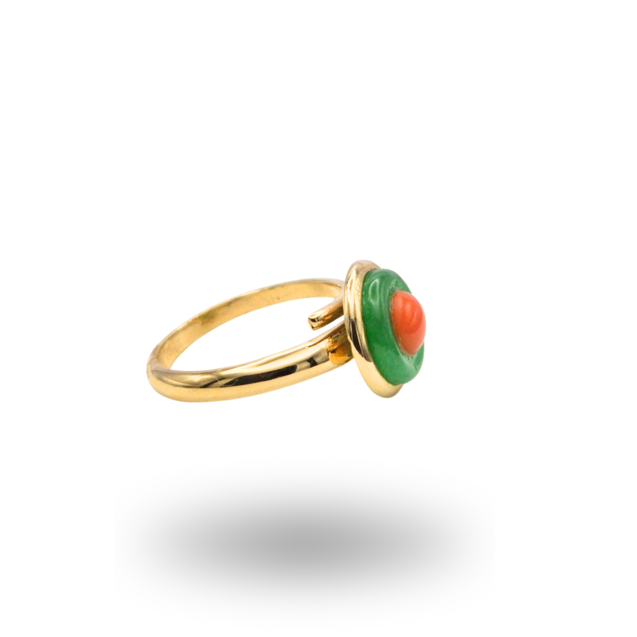 Anello in Argento dorato con spola in Corallo rosso e cornice in Giada. Linea Minimal