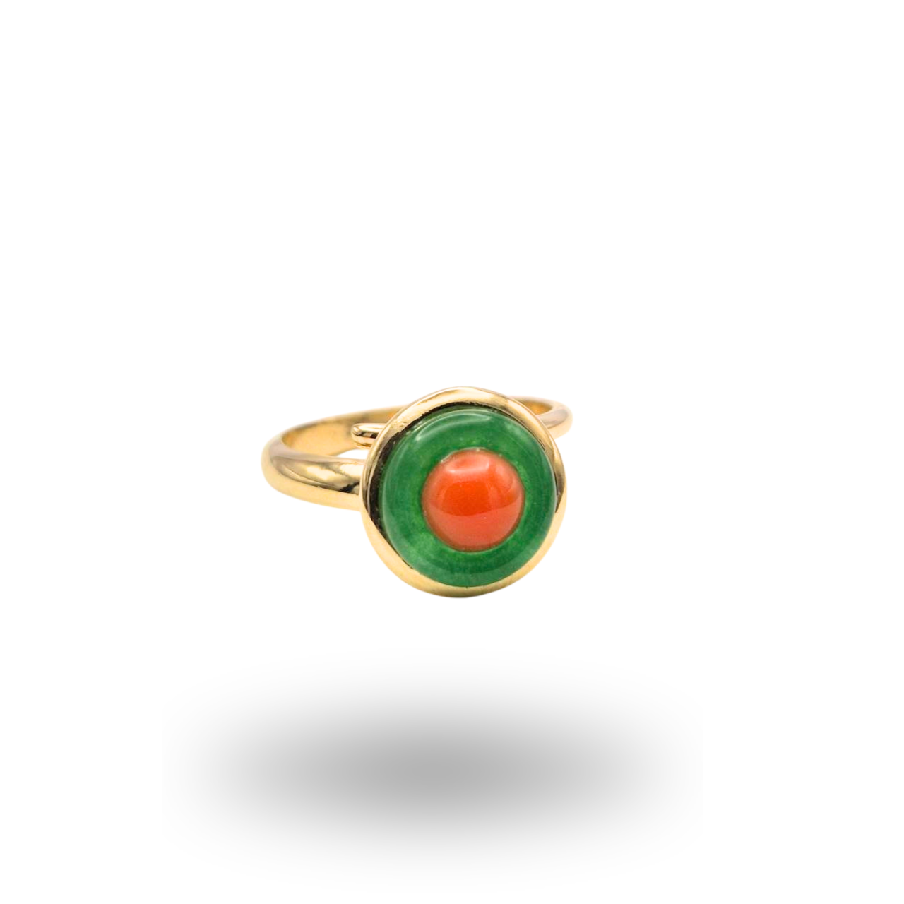 Anello in Argento dorato con spola in Corallo rosso e cornice in Giada. Linea Minimal