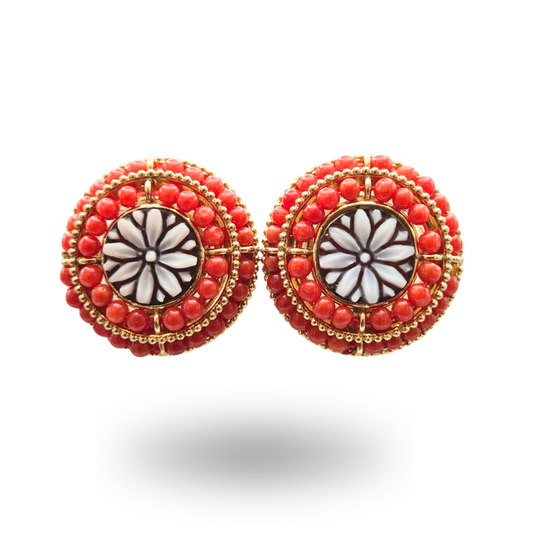 Orecchini in Argento 925 dorato con piccolo Cammeo floreale su Sardonica e doppio giro in Corallo Rosso Mediterraneo
