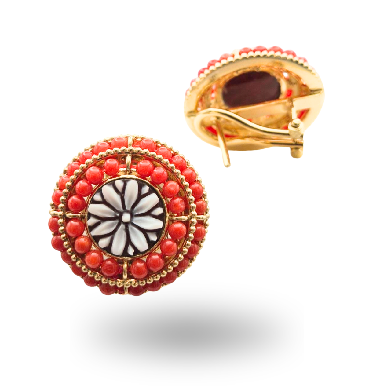 Orecchini in Argento 925 dorato con piccolo Cammeo floreale su Sardonica e doppio giro in Corallo Rosso Mediterraneo