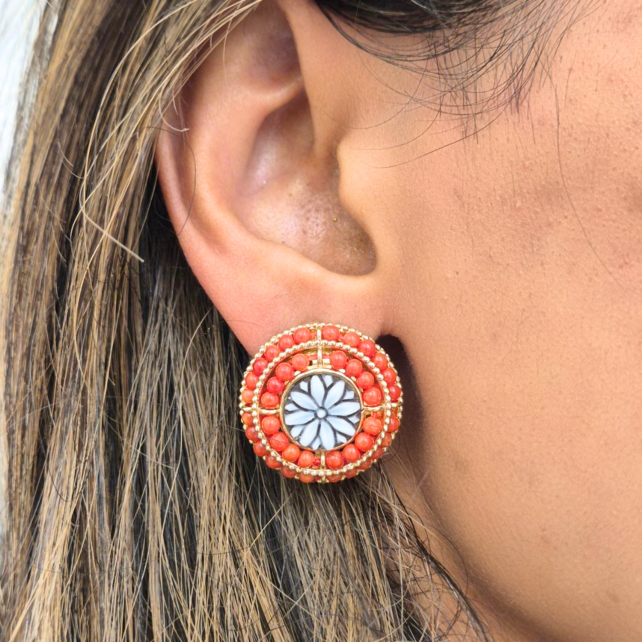 Orecchini in Argento 925 dorato con piccolo Cammeo floreale su Sardonica e doppio giro in Corallo Rosso Mediterraneo