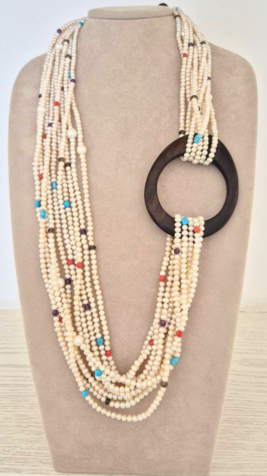 Collana a 10 fili in Perle, sassi di Turchese, Quarzo fumè, Corallo rosso e Ametista, cerchio in Ebano e chiusura in Argento 925 dorato