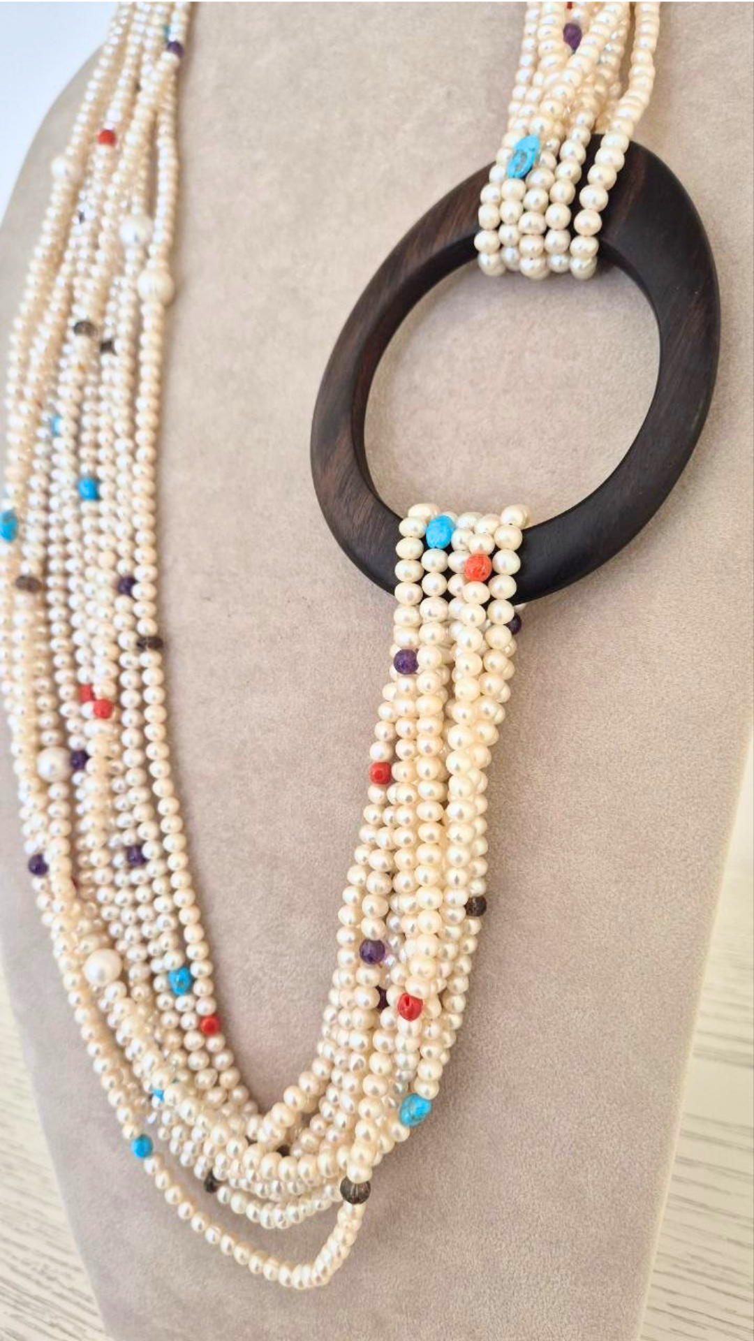 Collana a 10 fili in Perle, sassi di Turchese, Quarzo fumè, Corallo rosso e Ametista, cerchio in Ebano e chiusura in Argento 925 dorato