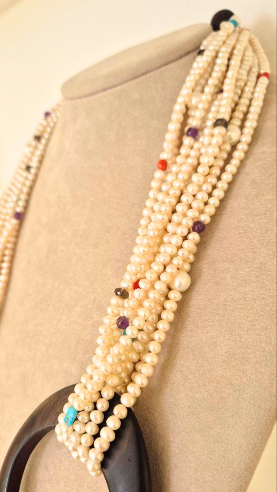 Collana a 10 fili in Perle, sassi di Turchese, Quarzo fumè, Corallo rosso e Ametista, cerchio in Ebano e chiusura in Argento 925 dorato