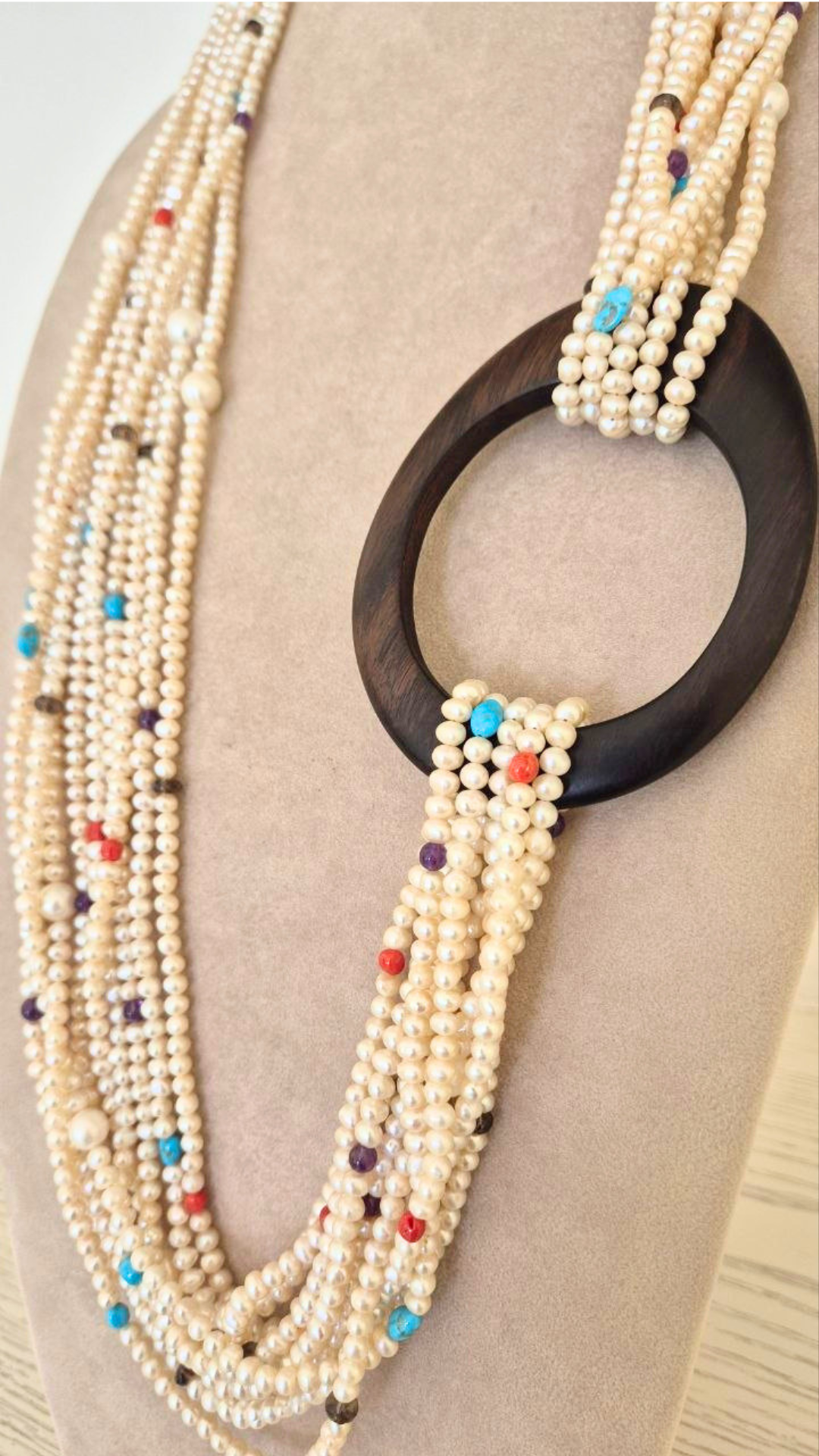 Collana a 10 fili in Perle, sassi di Turchese, Quarzo fumè, Corallo rosso e Ametista, cerchio in Ebano e chiusura in Argento 925 dorato