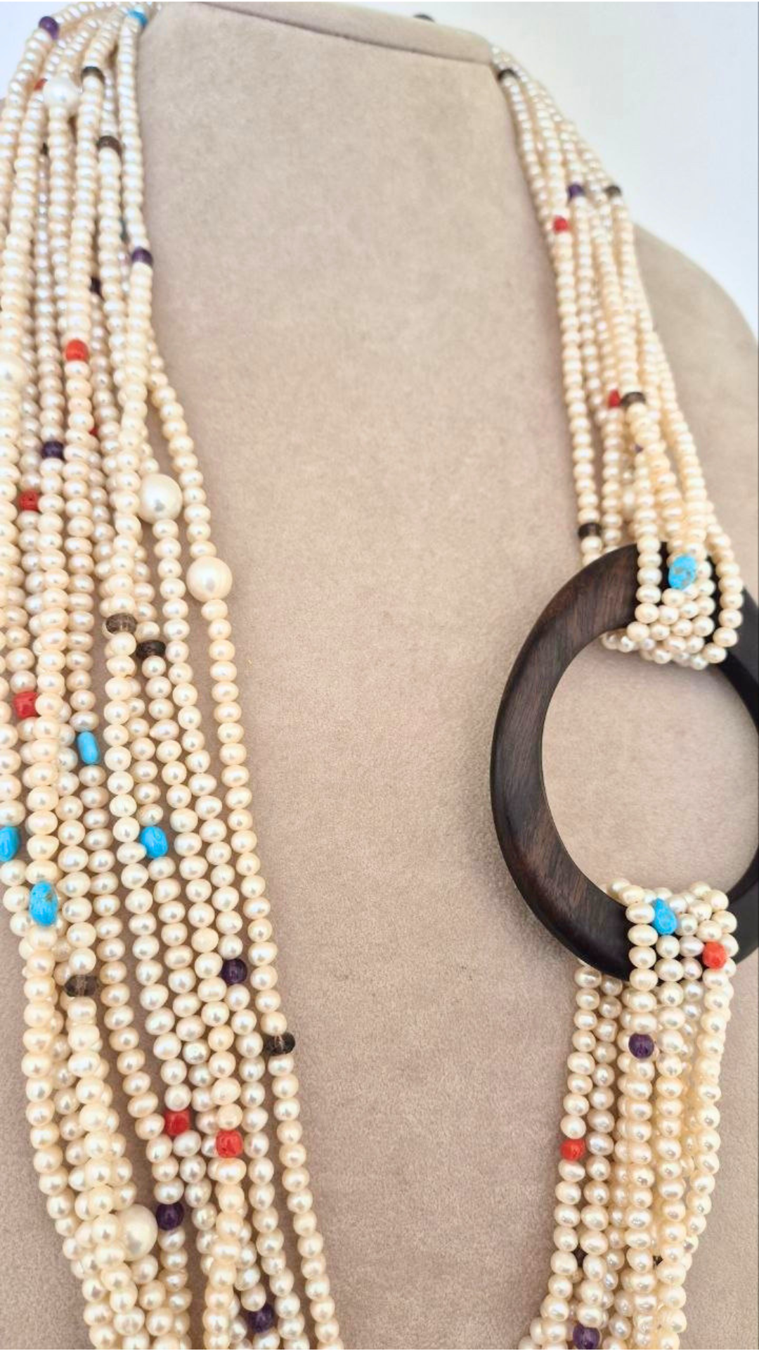 Collana a 10 fili in Perle, sassi di Turchese, Quarzo fumè, Corallo rosso e Ametista, cerchio in Ebano e chiusura in Argento 925 dorato