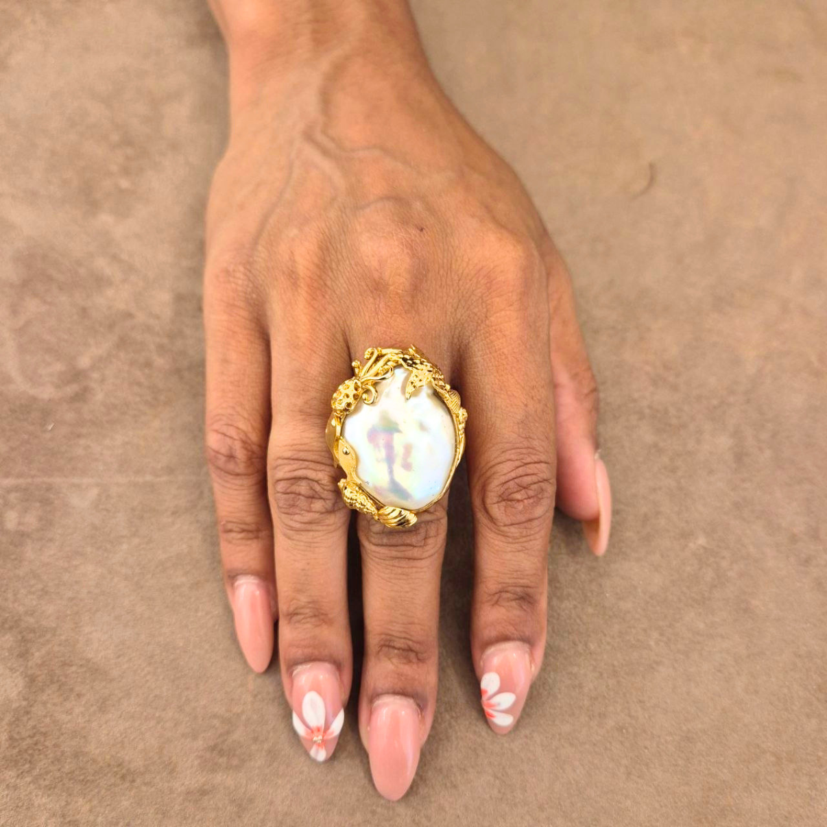 Anello in Bronzo dorato con Perla Scaramazza e tema marino