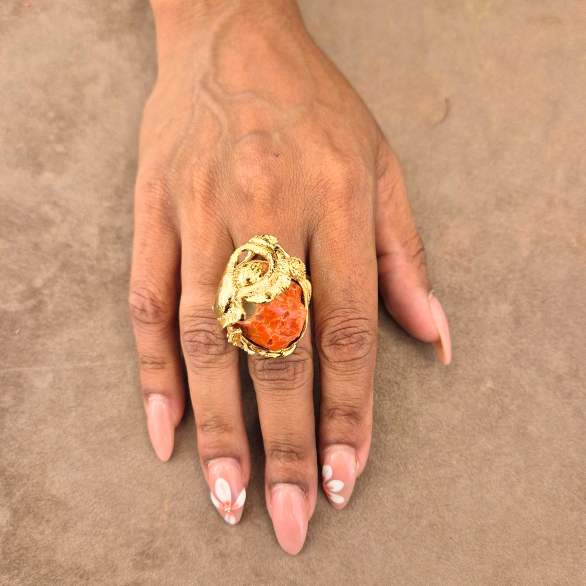 Anello in Bronzo dorato con sasso di Corallo rosso Mediterraneo e tema alghe marine